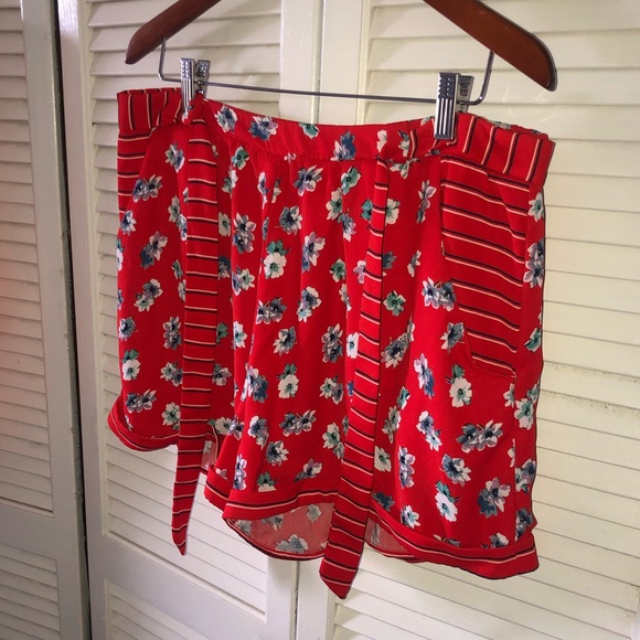 Gorgeous Red Floral Shorts Size XL - Picture 2 of 5